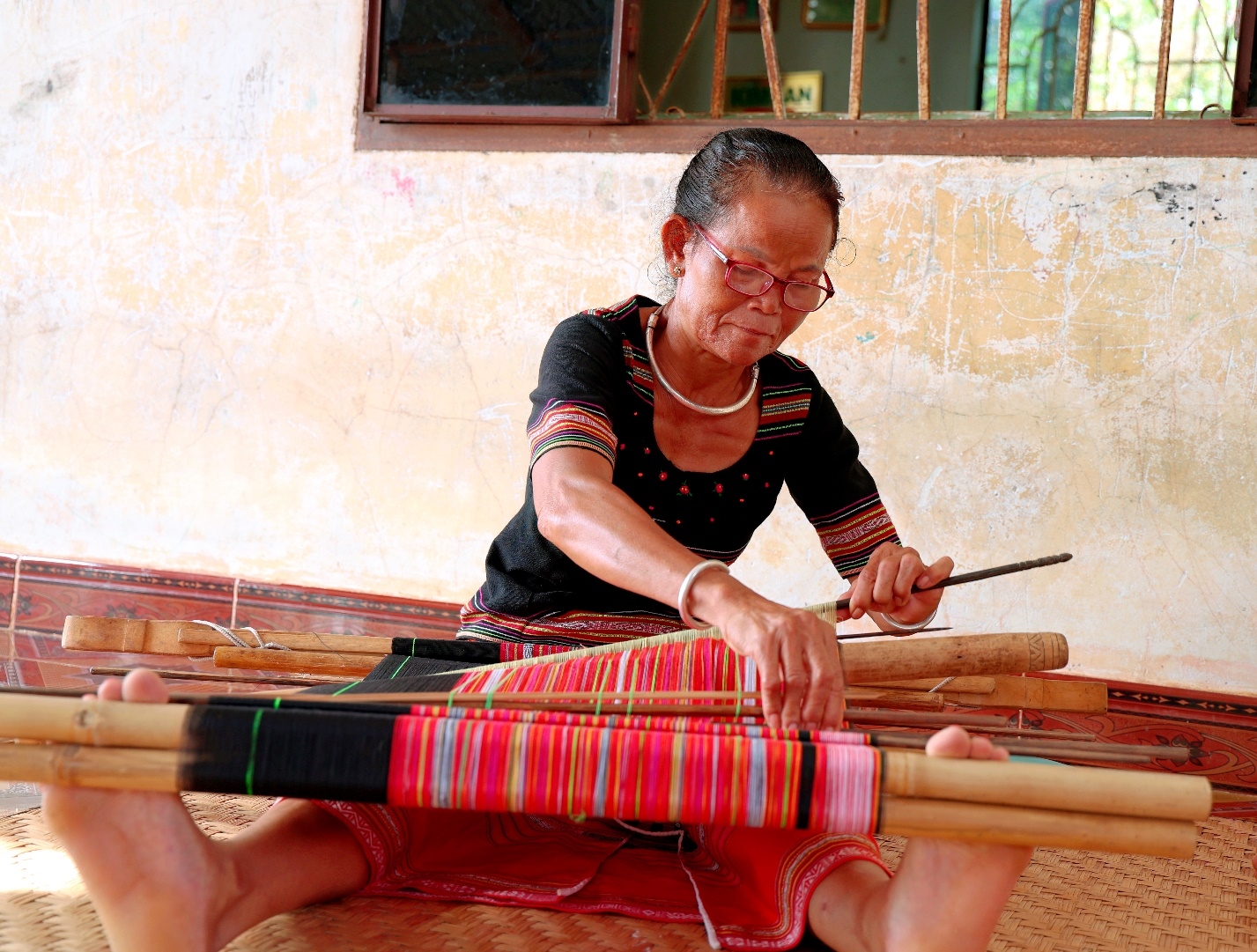 Đồng bào dân tộc S’tiêng ấp Bù Dinh, xã Tân Hưng, thành phố Đồng Nai trong nghề dệt thổ cẩm truyền thống