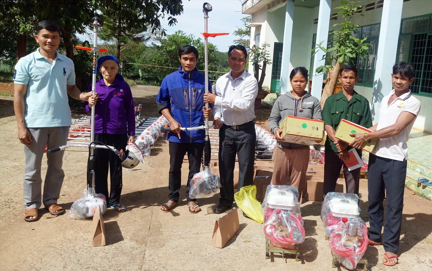 Trao dụng cụ làm nông cho người dân vùng sâu, vùng xa ở thành phố Đồng Nai