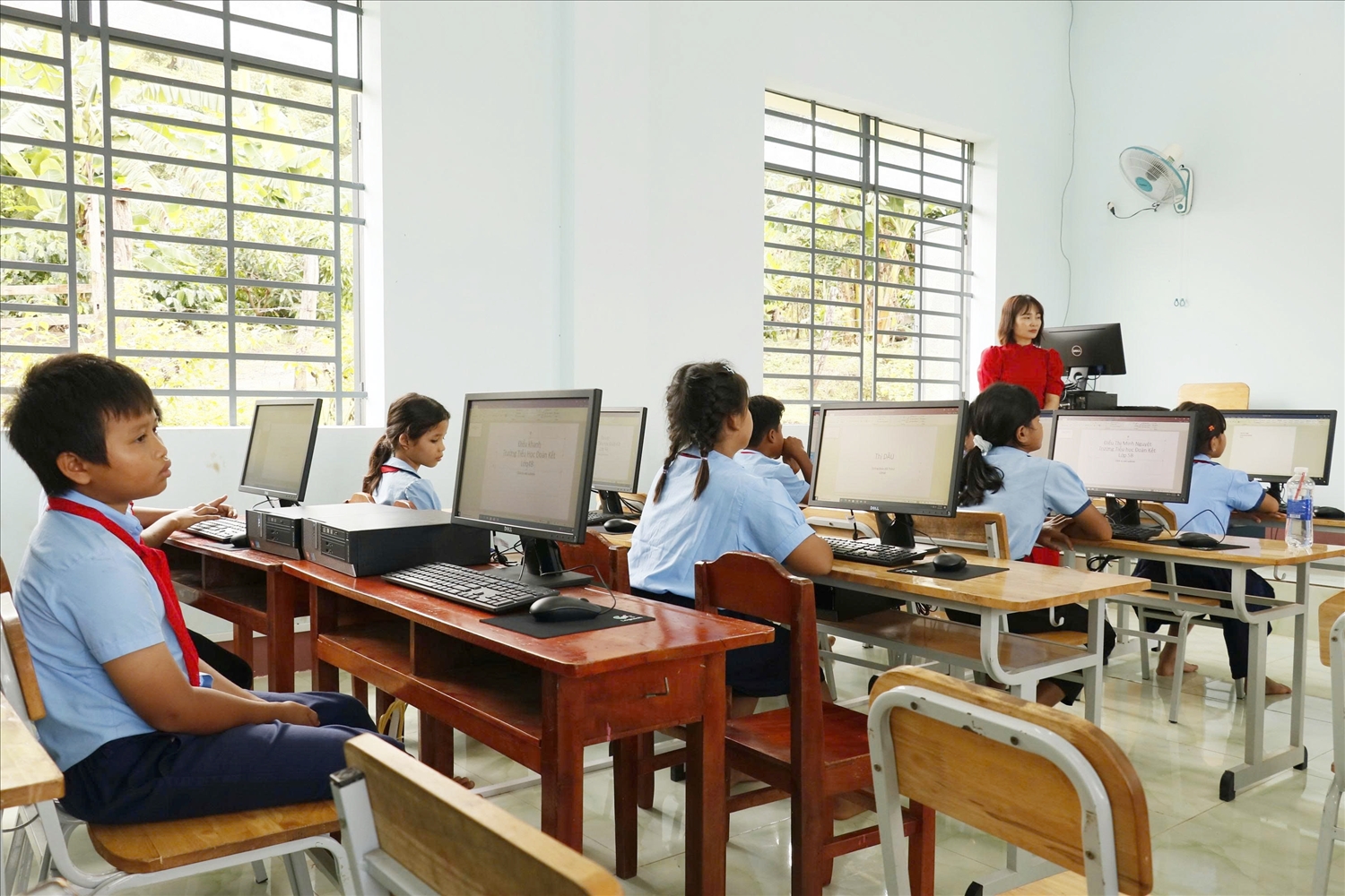 Tặng máy tính cho các em học sinh DTTS xã Bù Đăng, thành phố Đồng Nai 