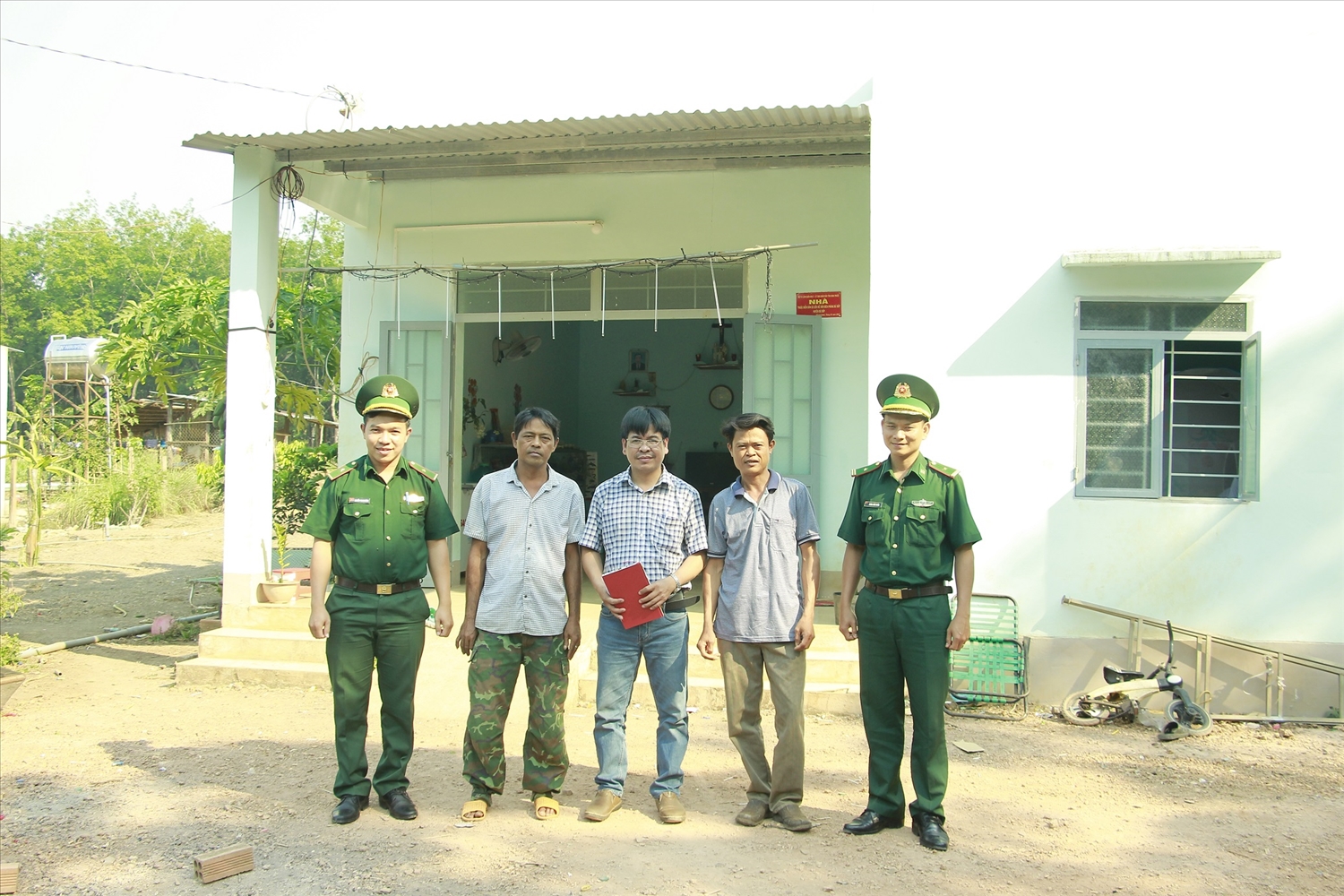 Cán bộ Ban Chỉ huy Bộ đội Biên phòng thành phố Đồng Nai thăm các hộ gia đình được trao tặng nhà tại Điểm dân cư liền kề chốt dân quân biên giới tại xã Thiện Hưng, thành phố Đồng Nai, giáp Vương quốc Campuchia