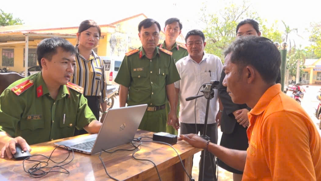 Người dân đến Công an xã Lộc Thạnh, thành phố Đồng Nai làm Căn cước công dân, kích hoạt tài khoản định danh điện tử, tích hợp chữ ký số
