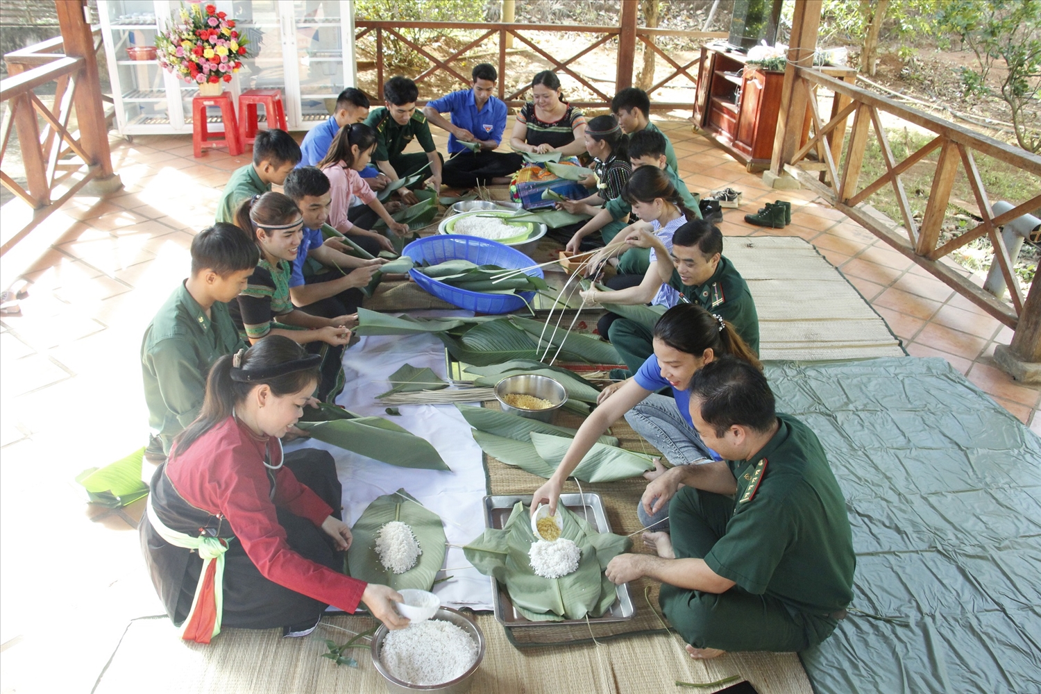 Cán bộ Ban Chỉ huy Bộ đội Biên phòng thành phố Đồng Nai cùng bà con đồng bào các dân tộc xã biên giới Hưng Phước, thành phố Đồng Nai, giáp Vương quốc Campuchia, gói bánh chưng ăn mừng Tết cổ truyền