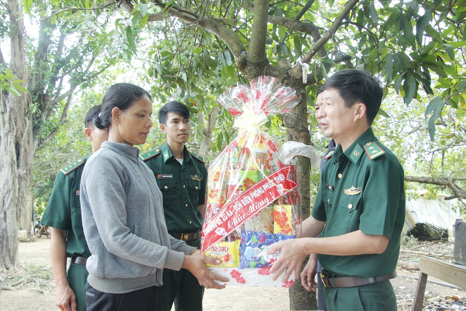 Cán bộ Ban Chỉ huy Bộ đội Biên phòng thành phố Đồng Nai thăm, tặng quà các hộ gia đình đồng bào DTTS nơi biên giới thuộc xã Hưng Phước, thành phố Đồng Nai, giáp Vương quốc Campuchia, nhân dịp Tết cổ truyền