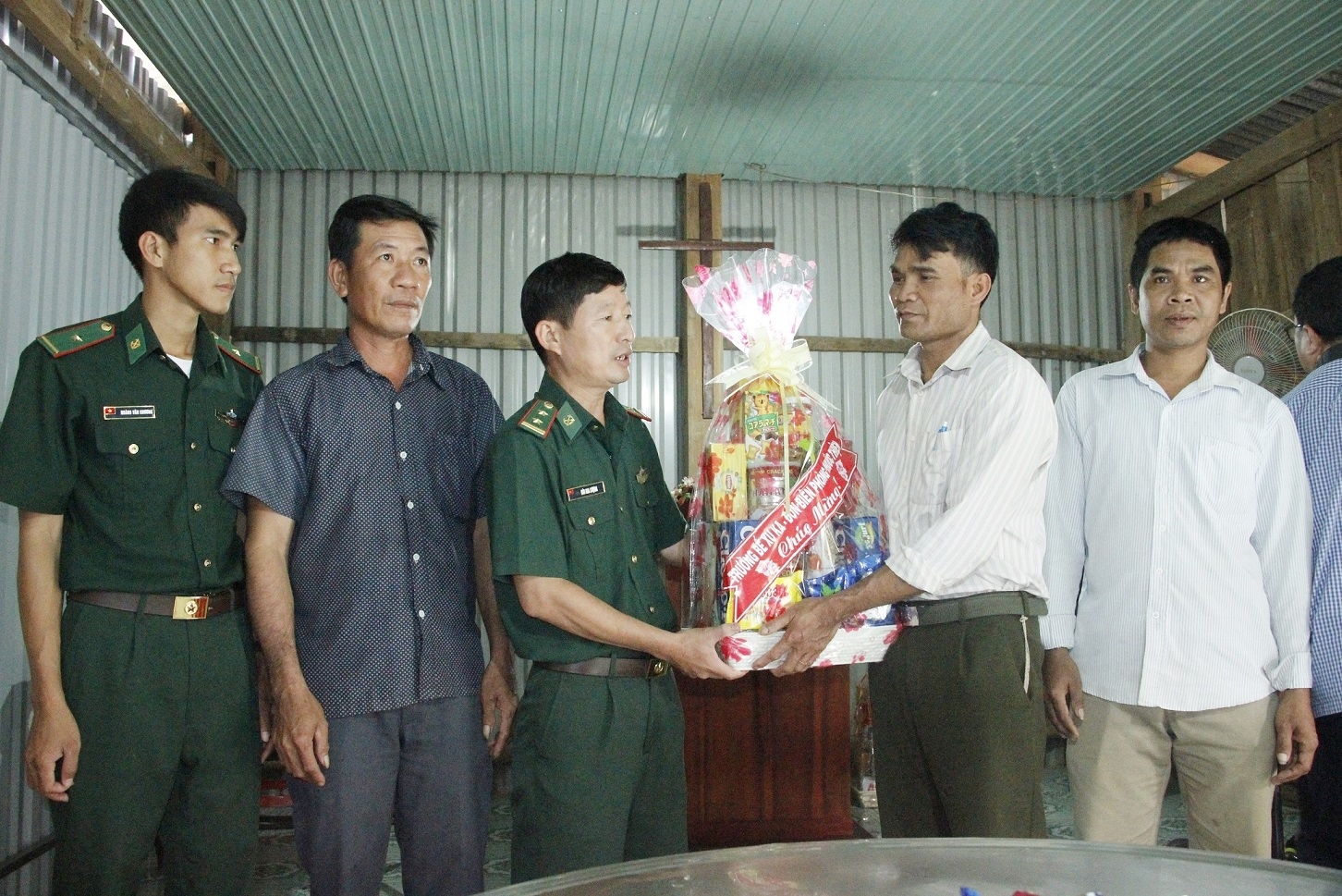 Cán bộ Ban Chỉ huy Bộ đội Biên phòng thành phố Đồng Nai thăm, tặng quà chức sắc tôn giáo nơi biên giới thuộc xã Hưng Phước, thành phố Đồng Nai, giáp Vương quốc Campuchia, nhân dịp Tết cổ truyền