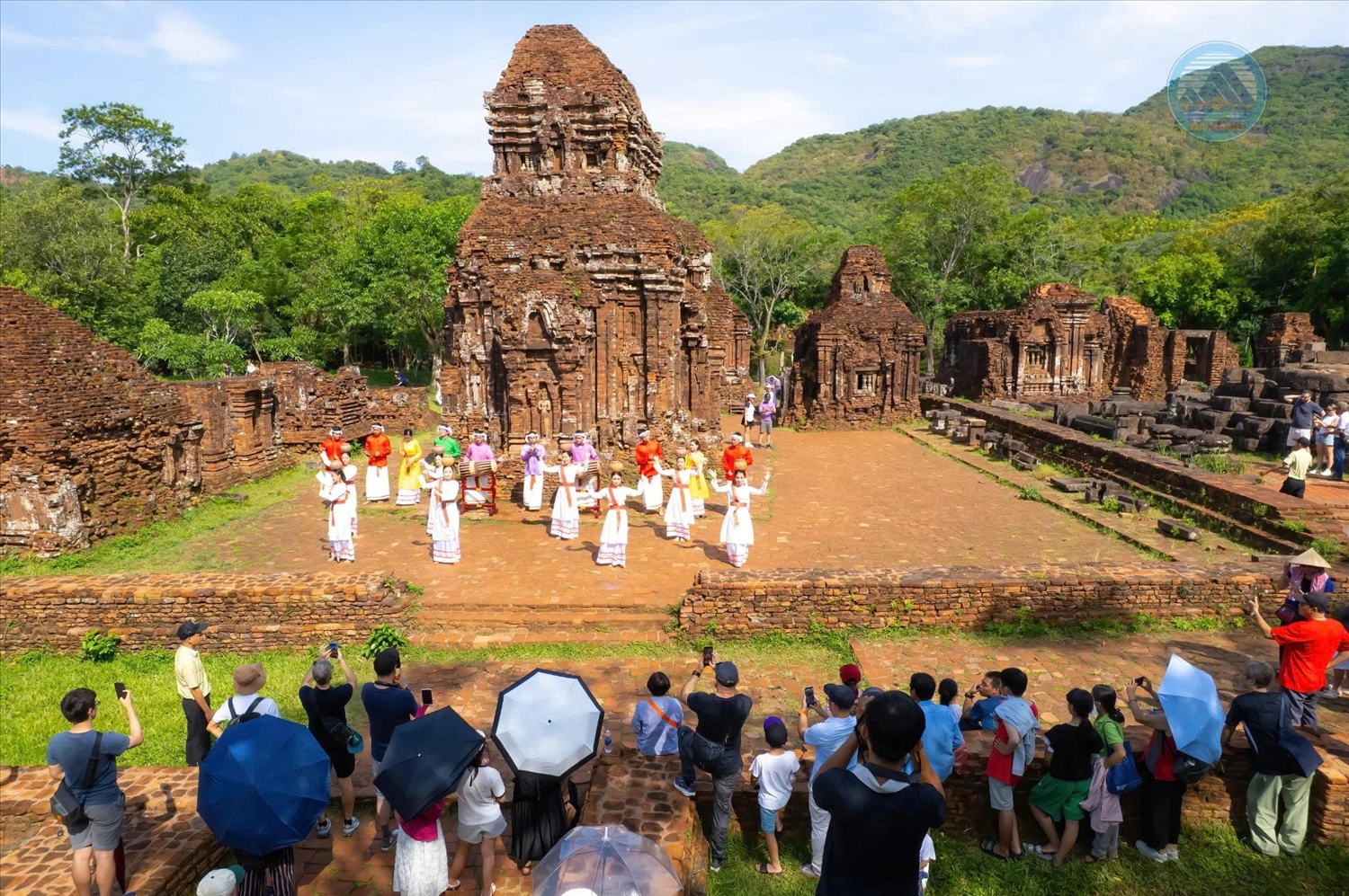 Trong không gian cổ kính của Khu đền tháp Mỹ Sơn, những điệu múa Chăm truyền thống mang đến sắc màu văn hóa đặc biệt cho du khách