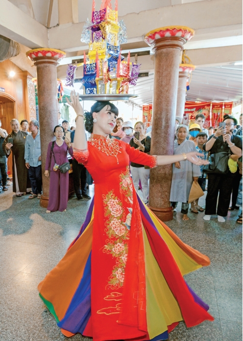 Nghệ nhân bóng rỗi biểu diễn múa mâm vàng trong lễ Vía Bà Linh sơn thánh Mẫu núi Bà Đen, Tây Ninh