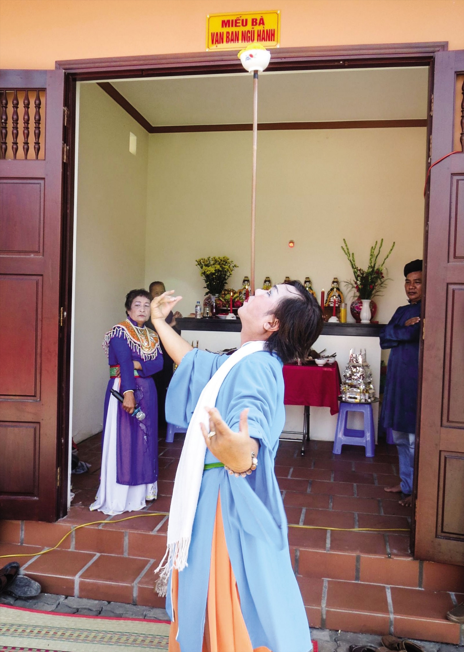 Nghệ nhân biểu diễn điệu múa dâng bông