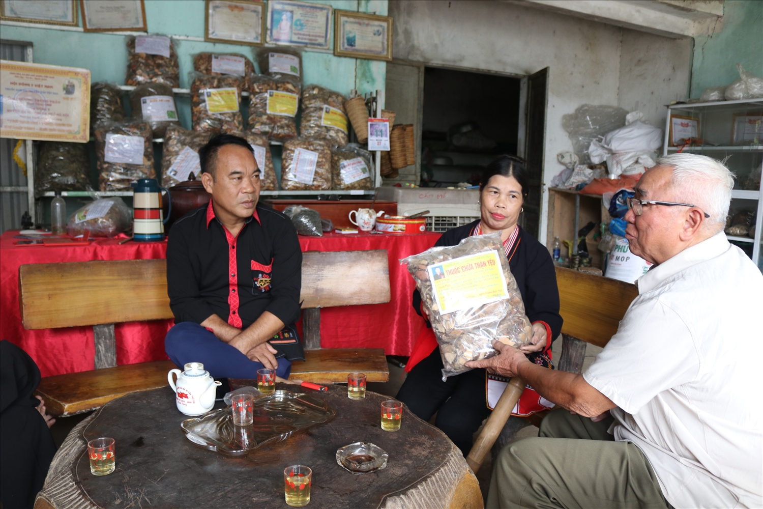 Để giúp đồng bào dân tộc thiểu số tăng thu nhập, tư duy thiết kế chính sách sẽ phải thay đổi từ hỗ trợ sang tạo điều kiện để phát triển sản xuất (Trong ảnh: Sản xuất dược liệu là thế mạnh của người Dao - Ảnh Phương Liên)