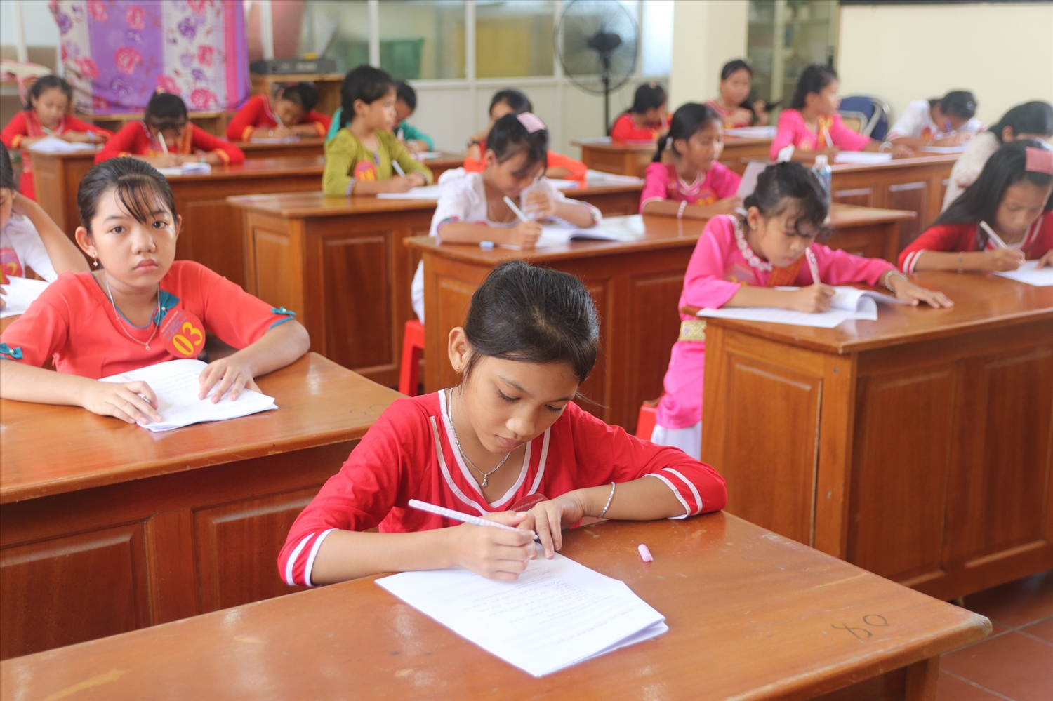 Tại lễ Ka-tê năm 2026, các em học sinh tiểu học tại xã Bắc Bình và Hồng Thái được tham gia nội dung viết chữ Chăm
