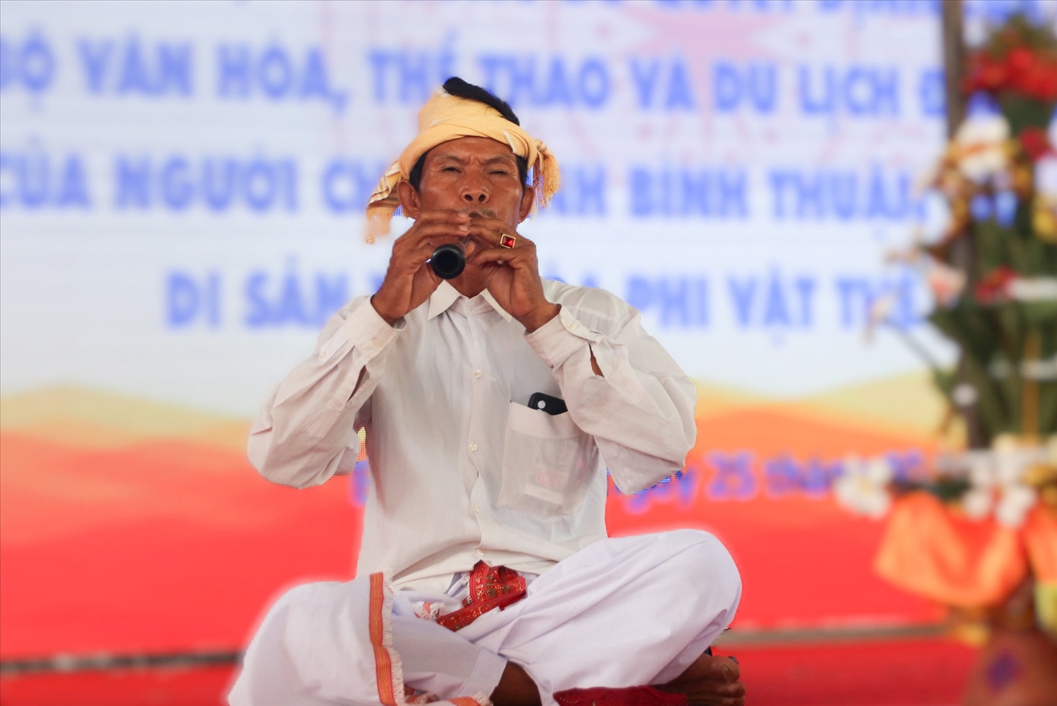 Nghệ nhân biểu diễn kèn Saranai tại lễ hội
