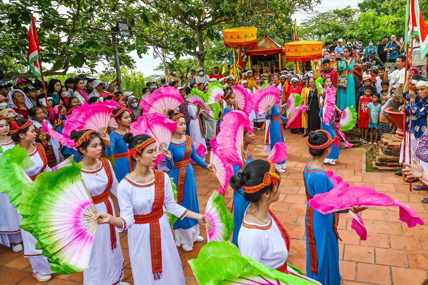 Tại lễ hội Ka-tê, các thiếu nữ biểu diễn vũ điệu Chăm trong suốt nghi thức rước y trang nữ thần Pô Sah Inư
