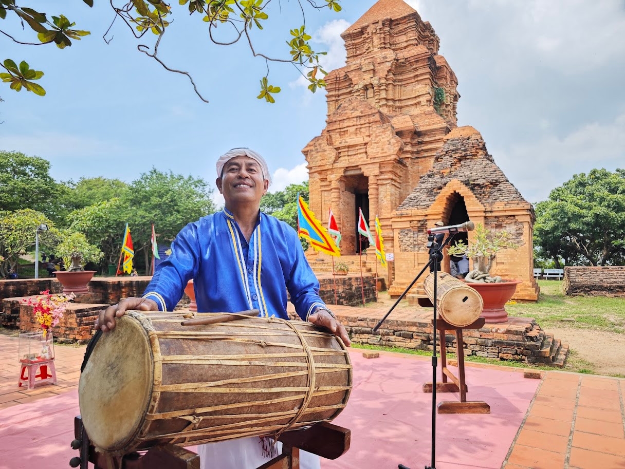 Nghệ nhân biểu diễn trống Paranưng tại lễ hội