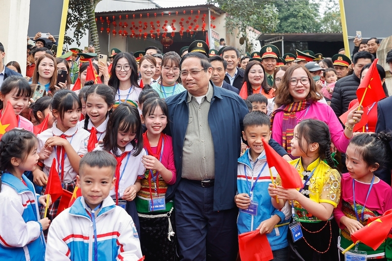 Thủ tướng Phạm Minh Chính và các em học sinh dự lễ khởi công dự án Trường liên cấp Cẩm Thạch - Ảnh: VGP/Nhật Bắc