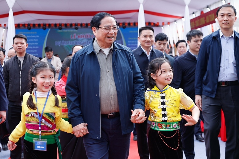 Thủ tướng Phạm Minh Chính và các em học sinh dự lễ khởi công dự án Trường liên cấp Cẩm Thạch - Ảnh: VGP/Nhật Bắc