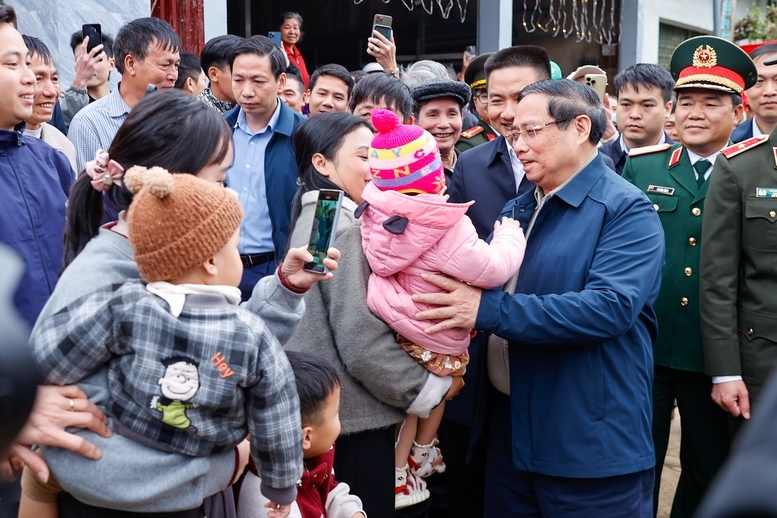 Thủ tướng Phạm Minh Chính cùng bà con nhân dân dự lễ khởi công dự án Trường liên cấp Cẩm Thạch - Ảnh: VGP/Nhật Bắc