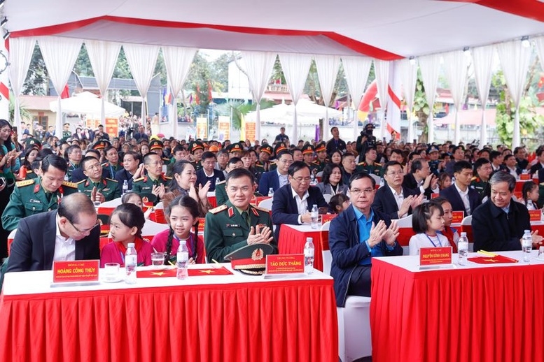 Các em học sinh cùng các đại biểu dự lễ khởi công dự án Trường liên cấp Cẩm Thạch - Ảnh: VGP/Nhật Bắc