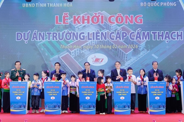 Thủ tướng cùng các đại biểu và các em học sinh thực hiện nghi thức khởi công dự án Trường liên cấp Cẩm Thạch - Ảnh: VGP/Nhật Bắc