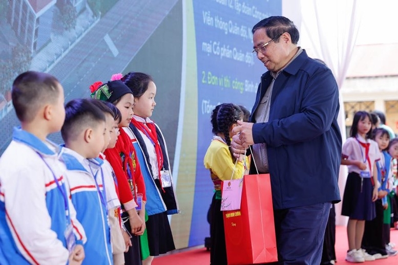 Thủ tướng Chính phủ Phạm Minh Chính tặng 50 suất quà cho cán bộ, giáo viên, học sinh trường Tiểu học Cẩm Thạch - Ảnh: VGP/Nhật Bắc