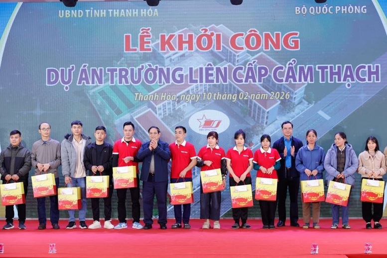 Thủ tướng Chính phủ Phạm Minh Chính tặng quà 100 công nhân, lao động trên địa bàn xã Cẩm Thạch và tỉnh Thanh Hoá - Ảnh: VGP/Nhật Bắc