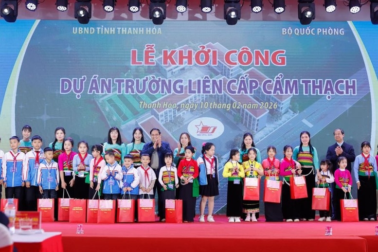 Thủ tướng Chính phủ Phạm Minh Chính tặng 50 suất quà cho cán bộ, giáo viên, học sinh trường Tiểu học Cẩm Thạch - Ảnh: VGP/Nhật Bắc