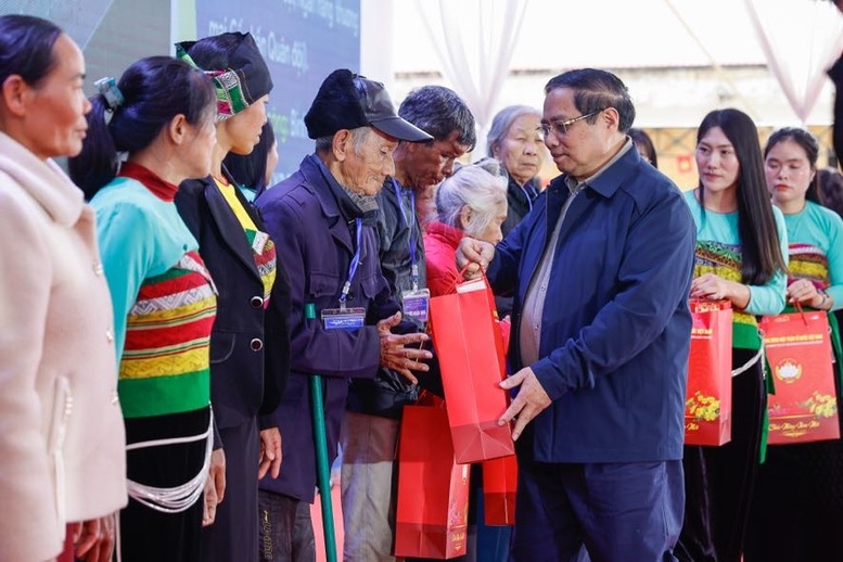 Thủ tướng Chính phủ Phạm Minh Chính tặng quà 100 gia đình chính sách, hộ nghèo trên địa bàn xã Cẩm Thạch và tỉnh Thanh Hoá - Ảnh: VGP/Nhật Bắc