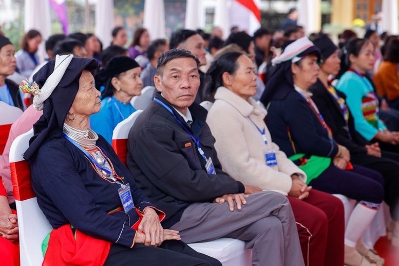 Đông đảo bà con nhân dân dự lễ khởi công dự án Trường liên cấp Cẩm Thạch - Ảnh: VGP/Nhật Bắc