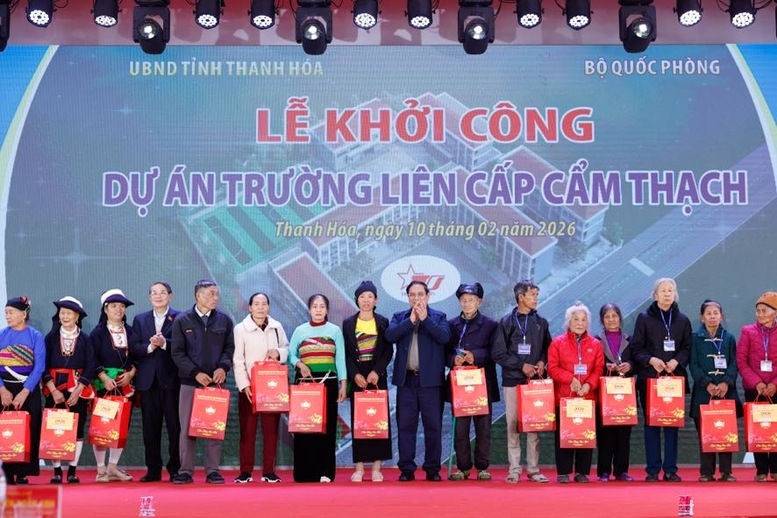 Thủ tướng Chính phủ Phạm Minh Chính tặng quà 100 gia đình chính sách, hộ nghèo trên địa bàn xã Cẩm Thạch và tỉnh Thanh Hoá - Ảnh: VGP/Nhật Bắc