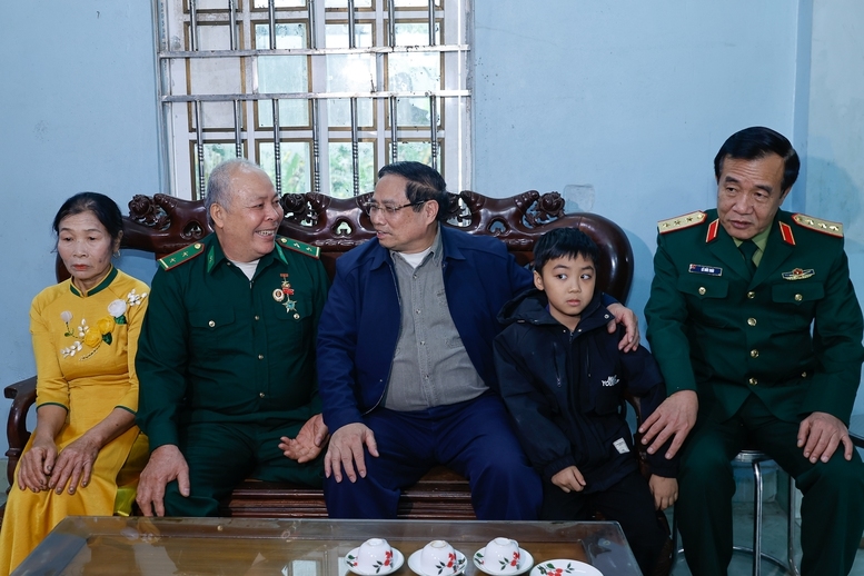 Thủ tướng thăm, chúc Tết, tặng quà gia đình ông Vũ Xuân Hoạt, thương binh 1/4 ở thôn Tô, xã Cẩm Thạch - Ảnh: VGP/Nhật Bắc
