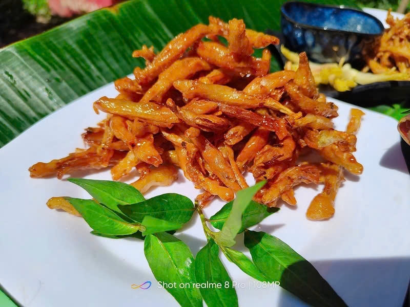 Món cá cơm chay từ hoa chuối của người Tây Ninh