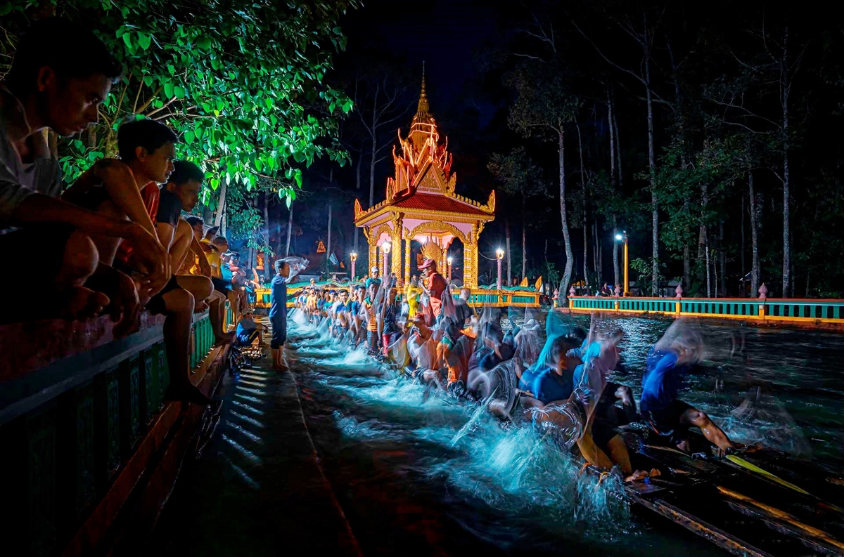 Boat racing is a unique traditional cultural activity of the Khmer people in the Southwest region of Vietnam.