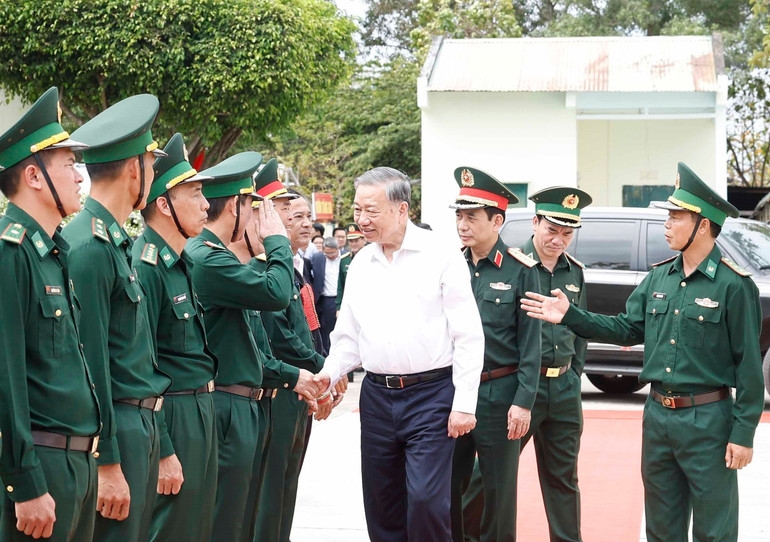 Tổng Bí thư Tô Lâm, Bí thư Quân ủy Trung ương thăm, chúc Tết cán bộ, chiến sĩ Đồnbiên phòng EA Hleo, tỉnh Đắk Lắk. (Ảnh: Thống Nhất/TTXVN)
