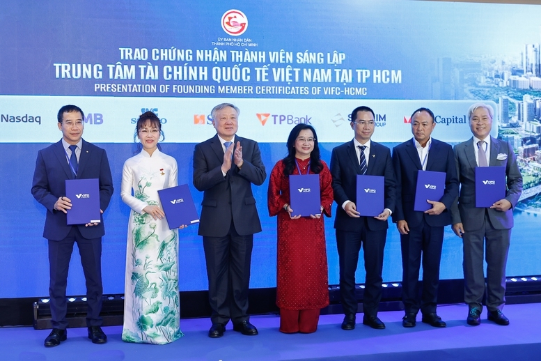 Phó Thủ tướng Thường trực Nguyễn Hoà Bình trao chứng nhận cho các thành viên tham gia sáng lập Trung tâm - Ảnh: VGP/Nhật Bắc