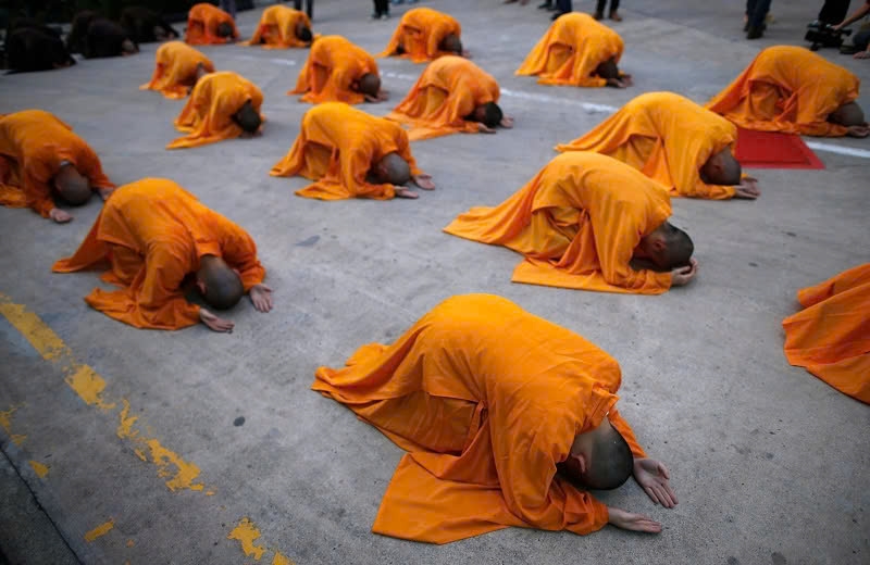 Ba lạy chính là lễ lạy ba ngôi quý báu Phật, pháp, tăng