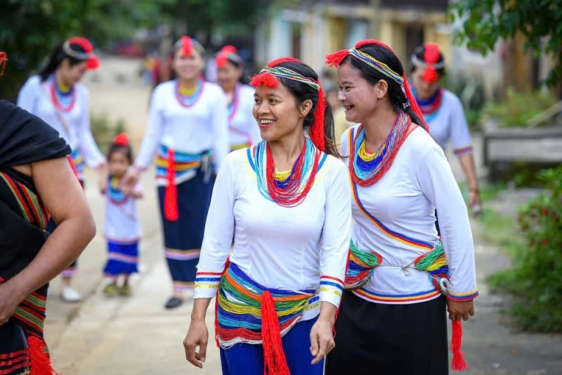 Trang phục truyền thống cùng bộ trang sức cườm của phụ nữ Co