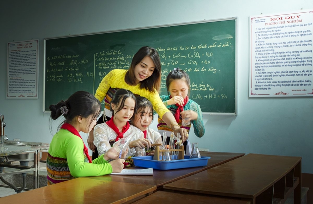 Ưu tiên đầu tư phát triển giáo dục và đào tạo đối với các vùng đặc biệt khó khăn, vùng dân tộc thiểu số, biên giới, hải đảo, vùng sâu, vùng xa và các đối tượng chính sách... 