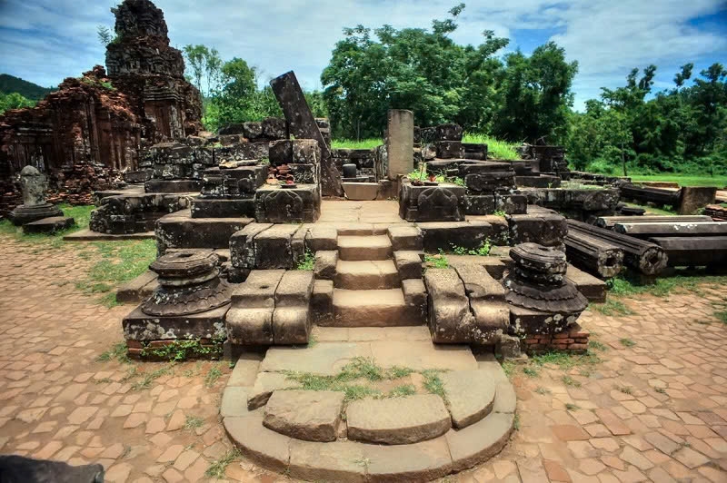 Phần còn lại của một ngôi đền trong di tích của Thánh địa Mỹ Sơn