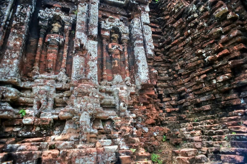 Những hình trang trí được tạo tác ngay trên gạch của thân tháp hoặc được đắp bằng sa thạch