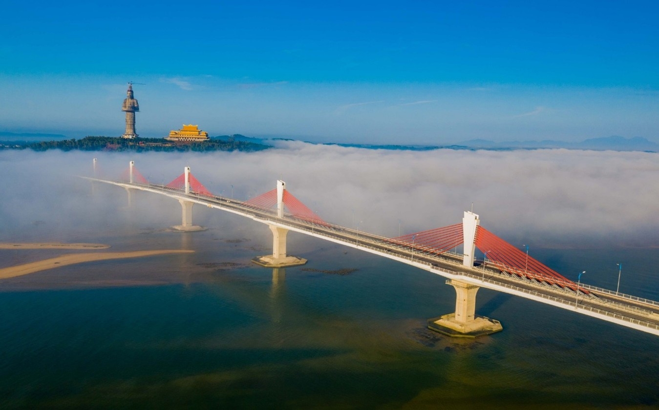 Chùa Minh Đức nằm gần cầu Cổ Lũy tạo nên một khung cảnh huyền ảo ở hạ lưu sông Trà Khúc