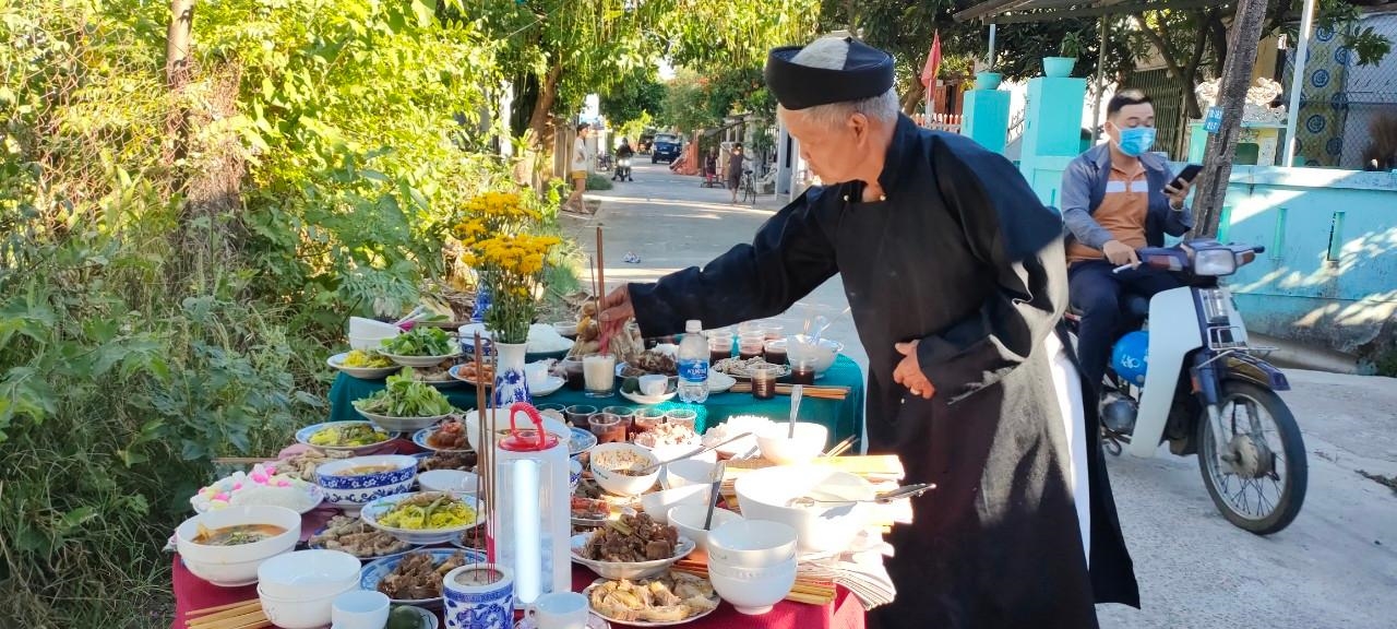 Mâm lễ vật cúng đất ở Huế