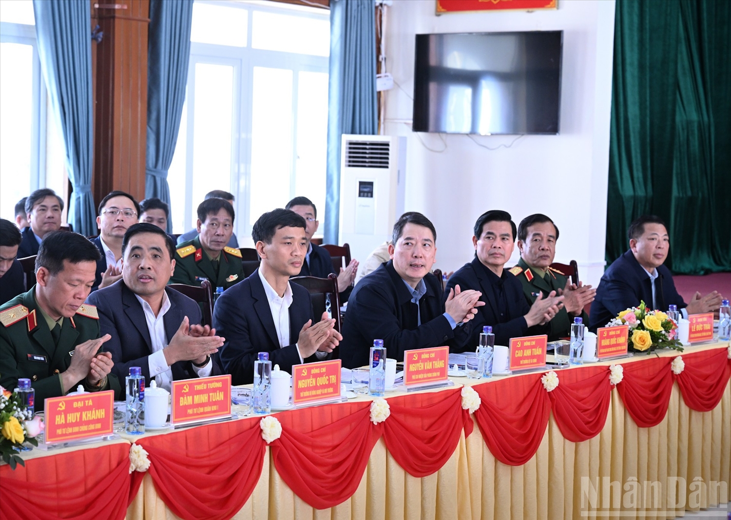 Các đại biểu tham dự buổi làm việc.