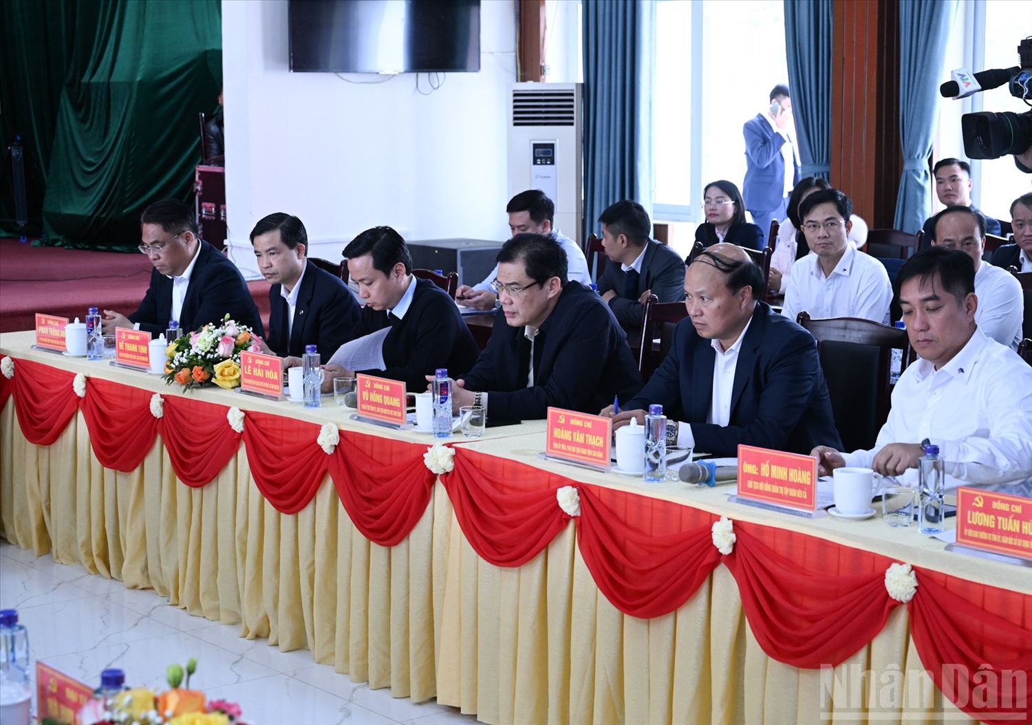 Các đại biểu tham dự buổi làm việc.