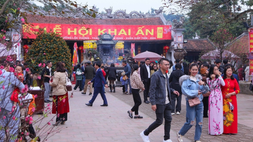 Khách du lịch đến đền Trần vào đầu năm mới. (Ảnh: TTXVN)