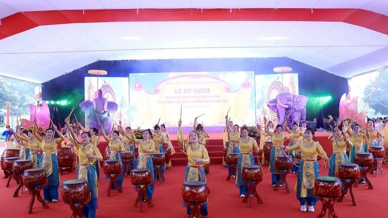 Màn trống hội được trình diễn tại buổi lễ. 