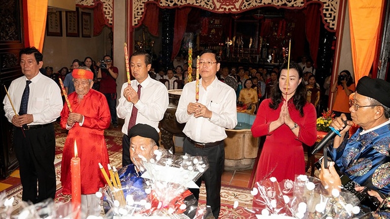 Các đại biểu dâng hương, cầu an. (Ảnh: QUỐC THANH) 