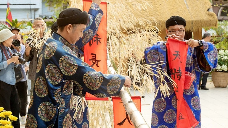 Lễ Hạ nêu. (Ảnh: QUỐC THANH) 