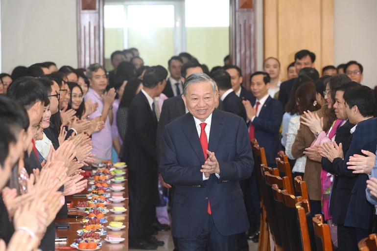 Tổng Bí thư Tô Lâm gặp mặt, chúc tết cán bộ, công chức, người lao động Văn phòng Trung ương Đảng. (Ảnh: ĐĂNG KHOA)