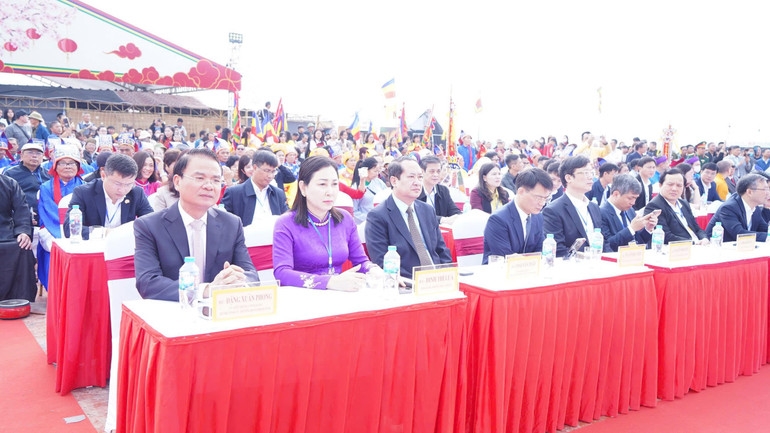 Các đại biểu cùng nhân dân dự lễ hội. 