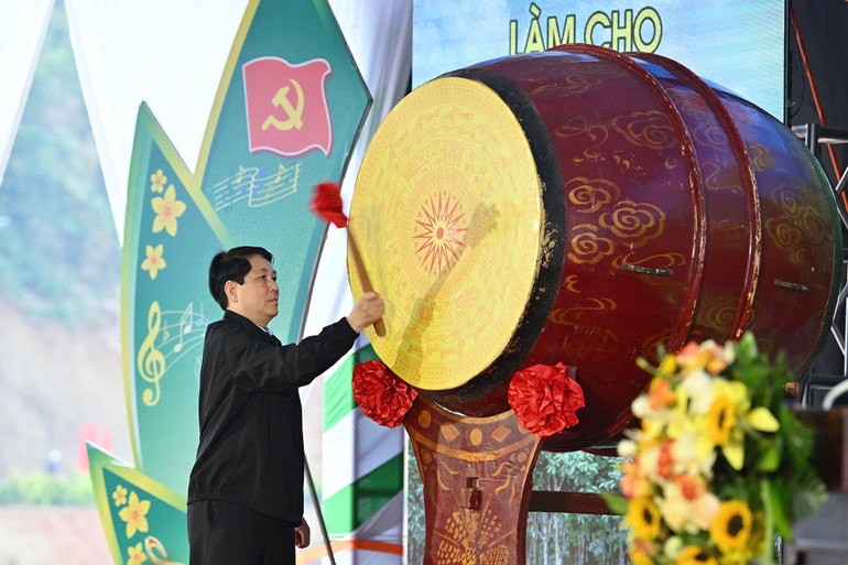 Chủ tịch nước Lương Cường đánh trống khai lễ phát động Tết trồng cây. (Ảnh: THỦY NGUYÊN)