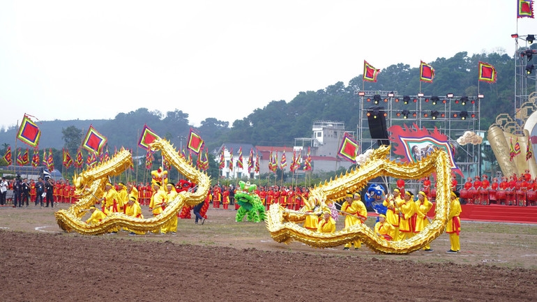 Tiết mục múa rồng tại lễ hội. 