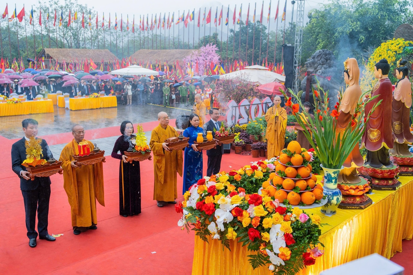 Các đại biểu thực hiện nghi thức dâng lục cúng, cầu quốc thái dân an.